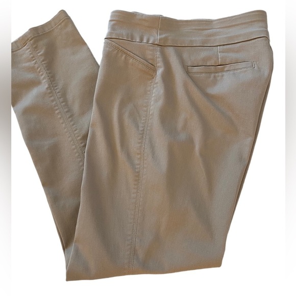 Tan pull on Chinos by Croft and Barrow. Wide waistband. Flair Size 8 - Picture 1 of 14